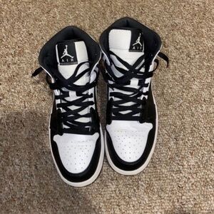Jordan 1 mid shadow